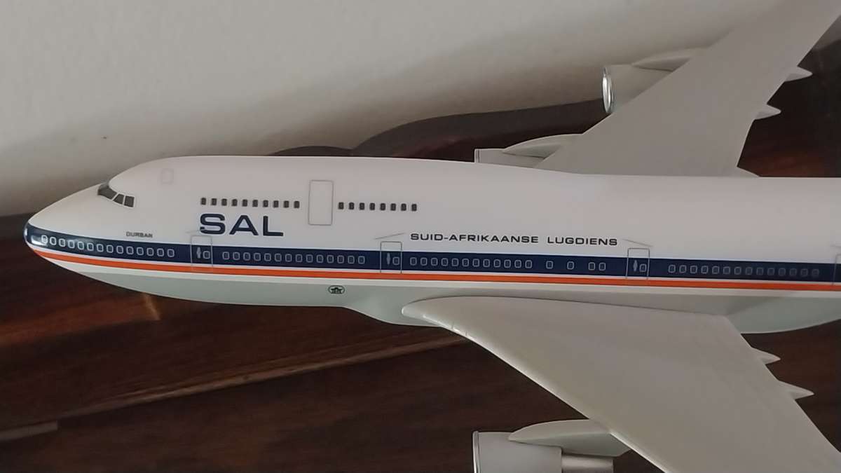 B747-400 SOUTH AFRICAN AIRWAYS ZS-SAV "DURBAN"  ABS Poly Plastic Snap-Fit Model Scale 1/200