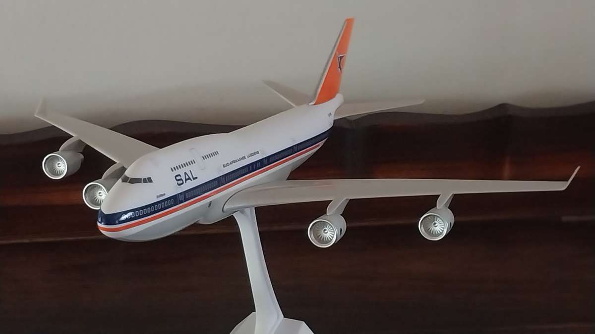 B747-400 SOUTH AFRICAN AIRWAYS ZS-SAV "DURBAN"  ABS Poly Plastic Snap-Fit Model Scale 1/200
