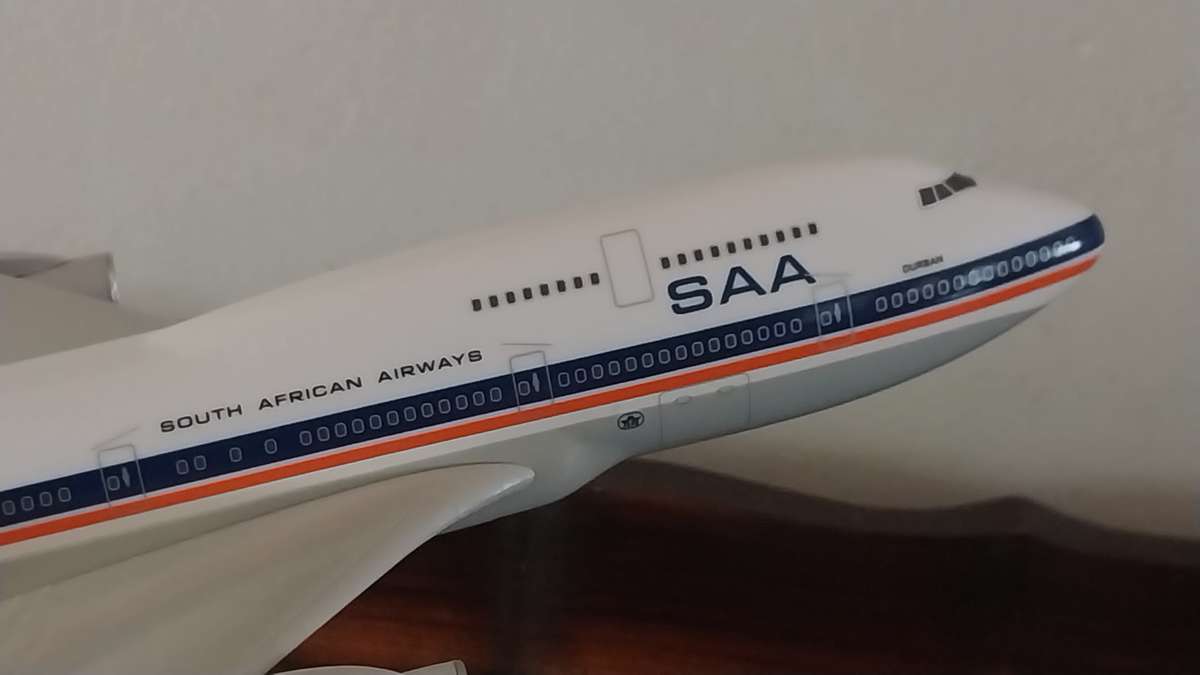 B747-400 SOUTH AFRICAN AIRWAYS ZS-SAV "DURBAN"  ABS Poly Plastic Snap-Fit Model Scale 1/200