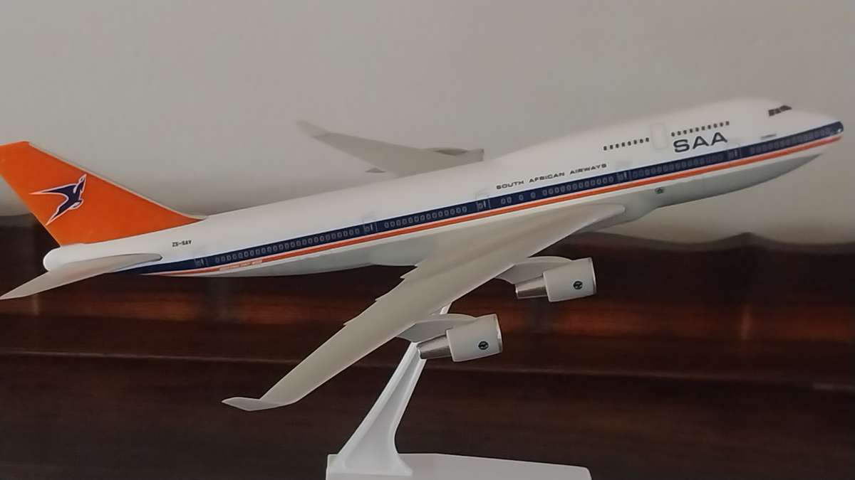 B747-400 SOUTH AFRICAN AIRWAYS ZS-SAV "DURBAN"  ABS Poly Plastic Snap-Fit Model Scale 1/200
