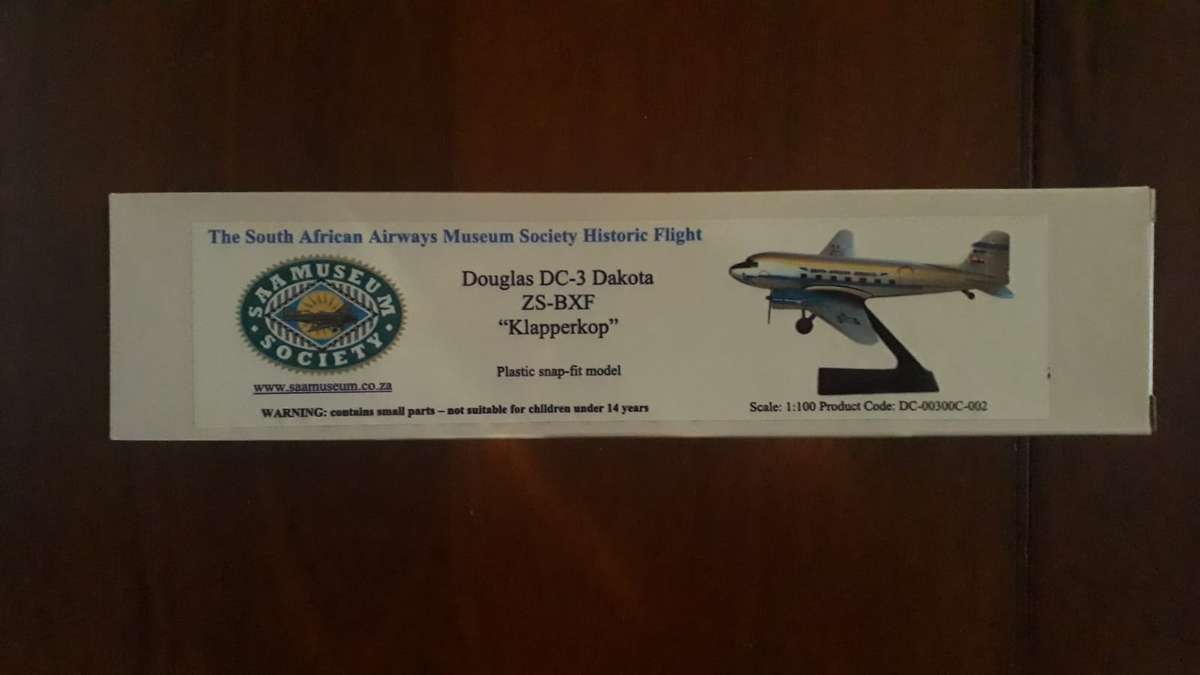 DC-3 SUID-AFRIKAANSE LUGDIENS ZS-BXF "Klapperkop" Snap-Fit ABS Plastic Model Scale : 1/100
