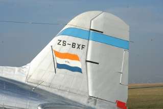 DC-3 SUID-AFRIKAANSE LUGDIENS ZS-BXF "Klapperkop" Snap-Fit ABS Plastic Model Scale : 1/100