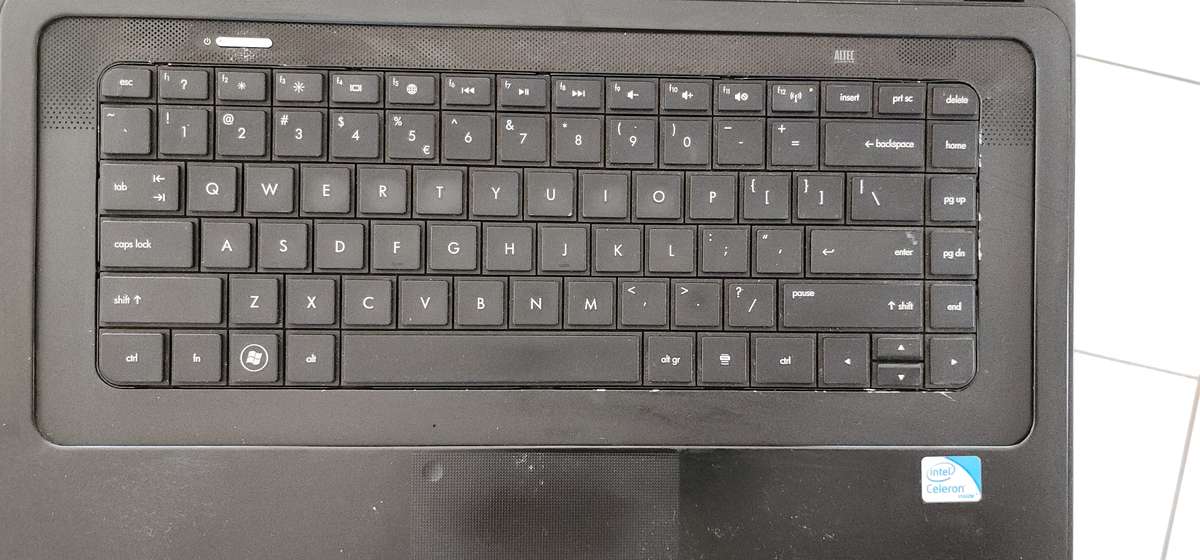 HP Compaq Presario CQ57-215SI 2.3GHz 925 15.6" 1366 x 768pixels Black Notebook