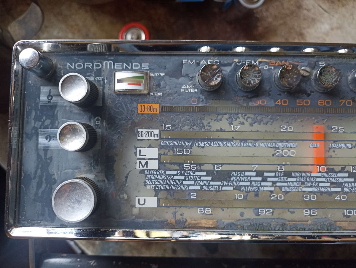 Vintage Normende Globetrotter transistor radio