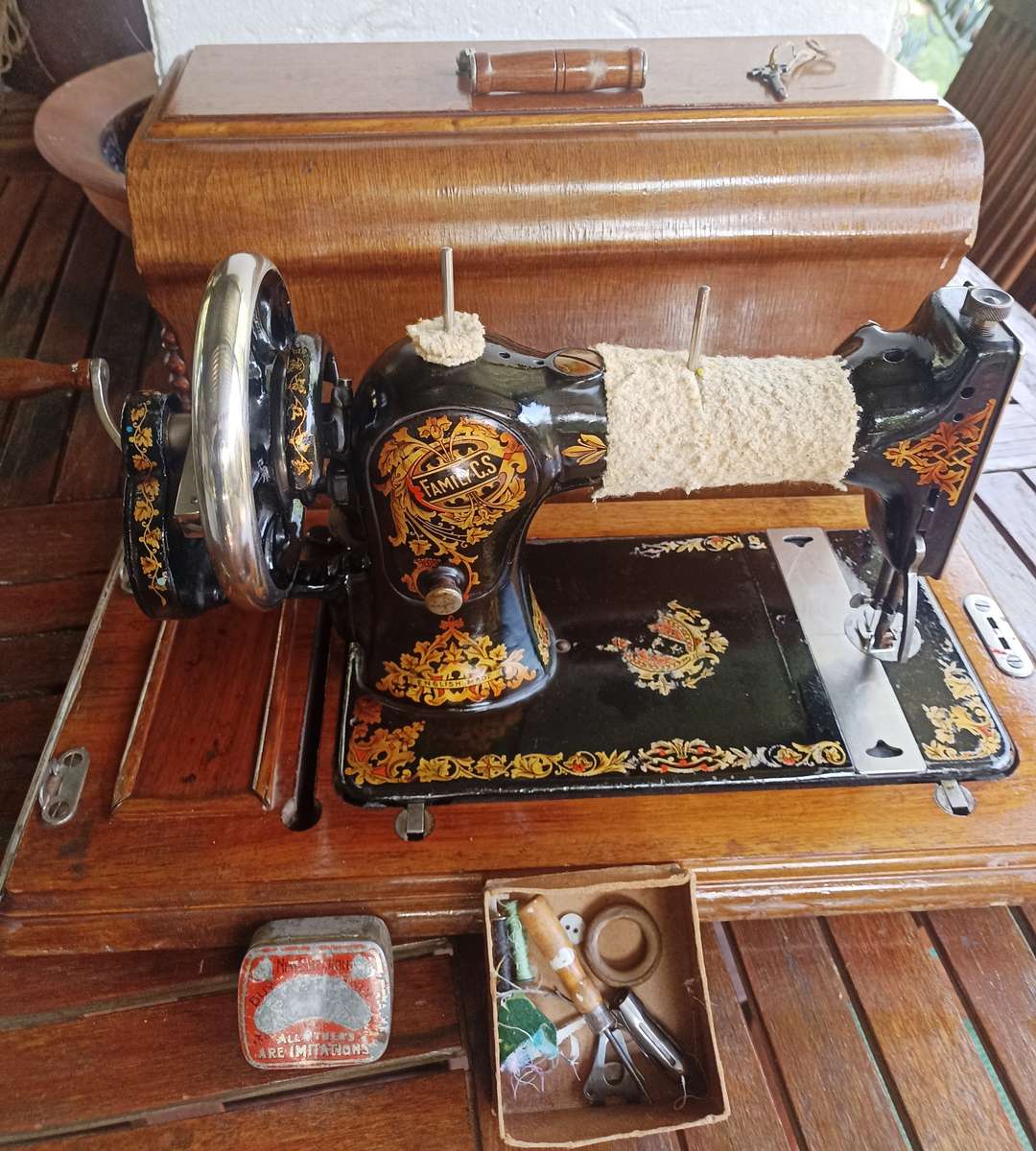 Vintage Jones Family C.S. English made-serial 430737-Crank Sewing Machine- good working condition
