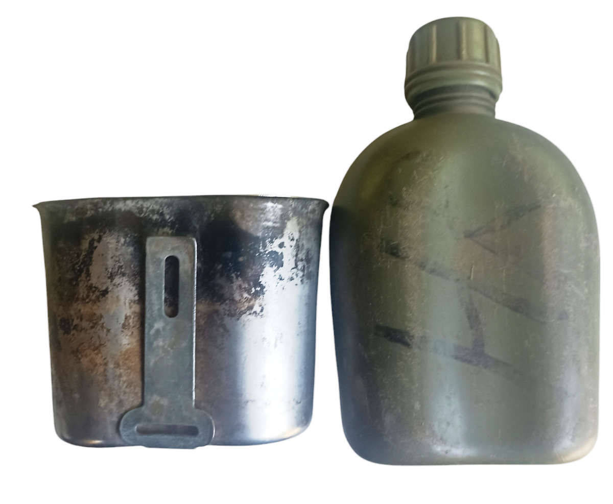 Old Army Era Water bottle with stopper, fire bucket and canvas pouch-pouch not on pic