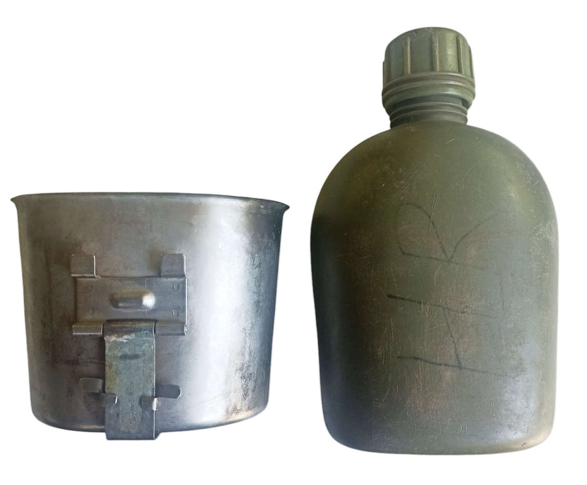 Old Army Era Water bottle with stopper, fire bucket and canvas pouch-pouch not on pic