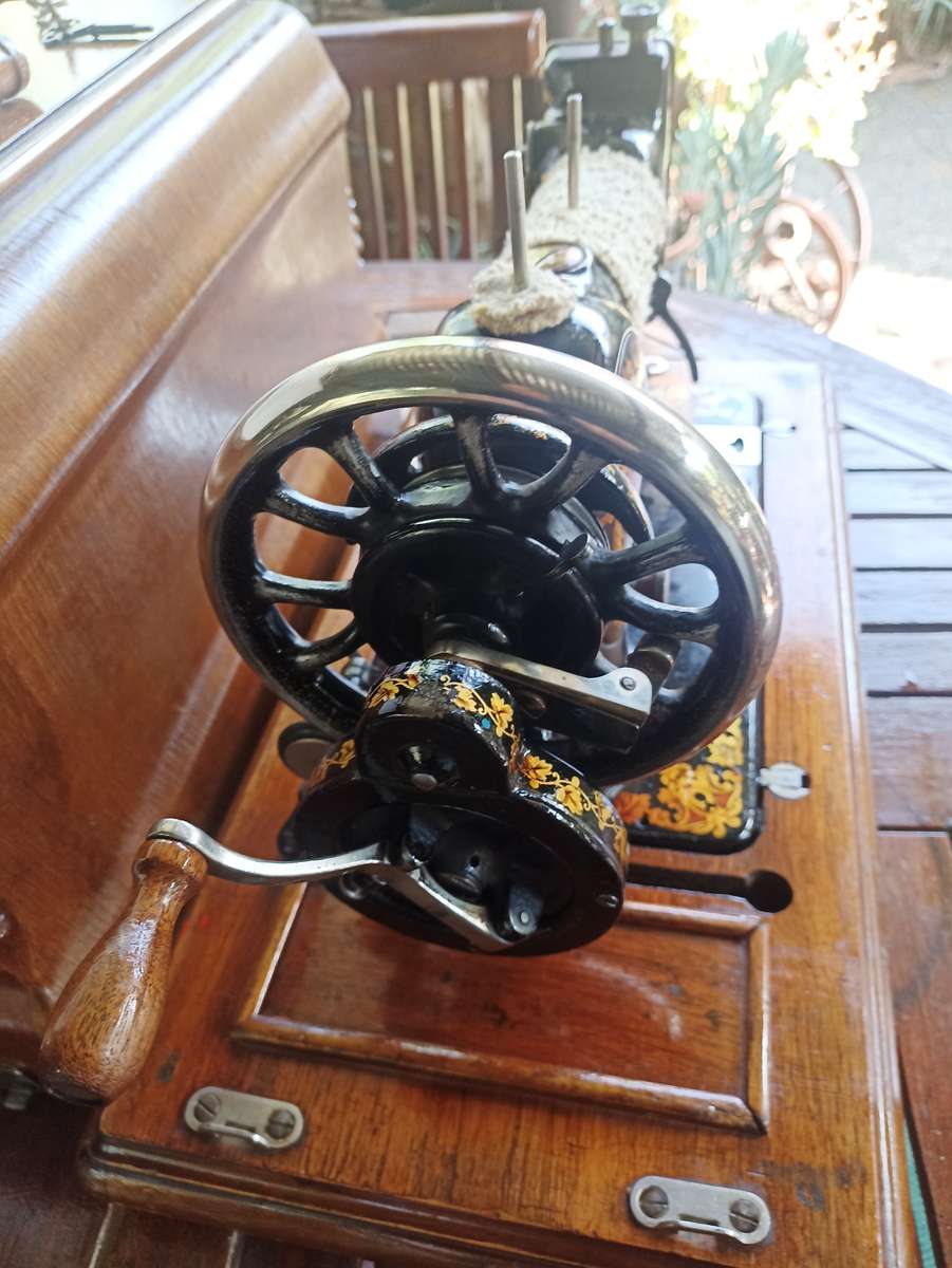 Vintage Jones Family C.S. English made-serial 430737-Crank Sewing Machine- good working condition