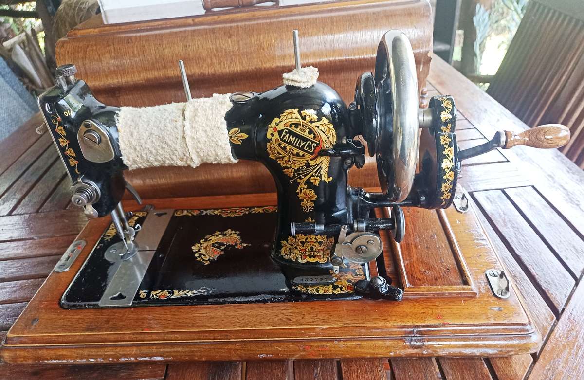 Vintage Jones Family C.S. English made-serial 430737-Crank Sewing Machine- good working condition