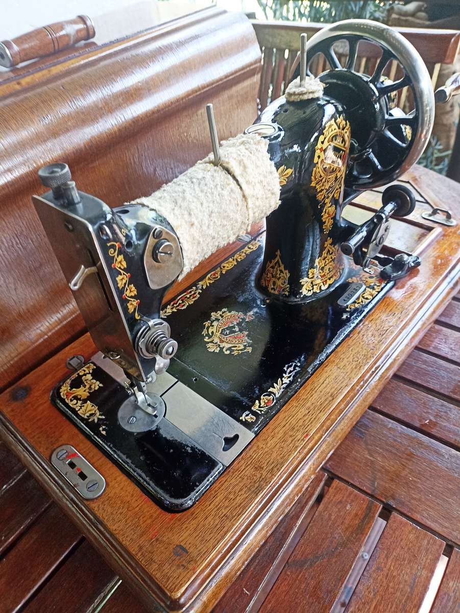 Vintage Jones Family C.S. English made-serial 430737-Crank Sewing Machine- good working condition