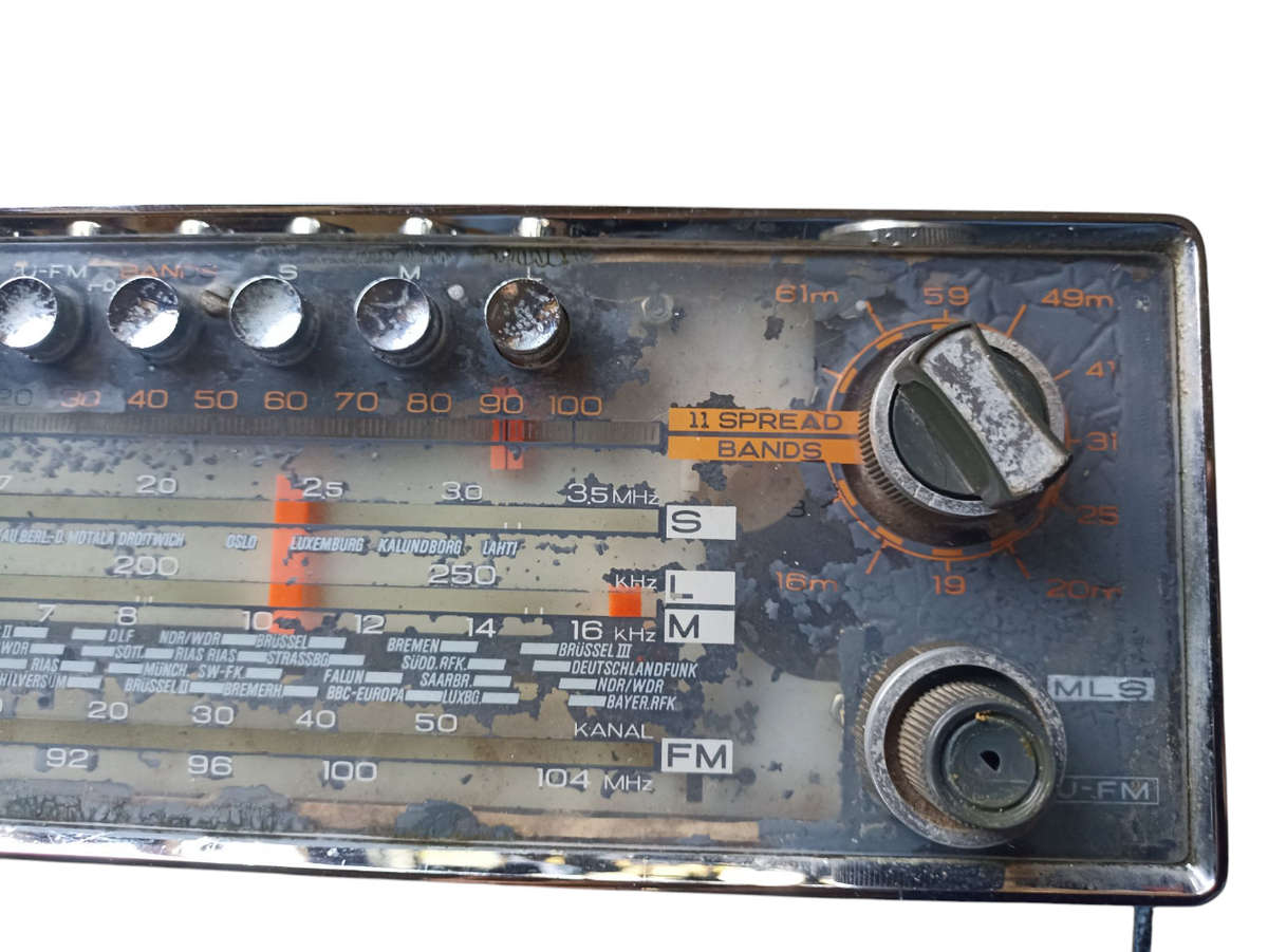 Vintage Normende Globetrotter transistor radio