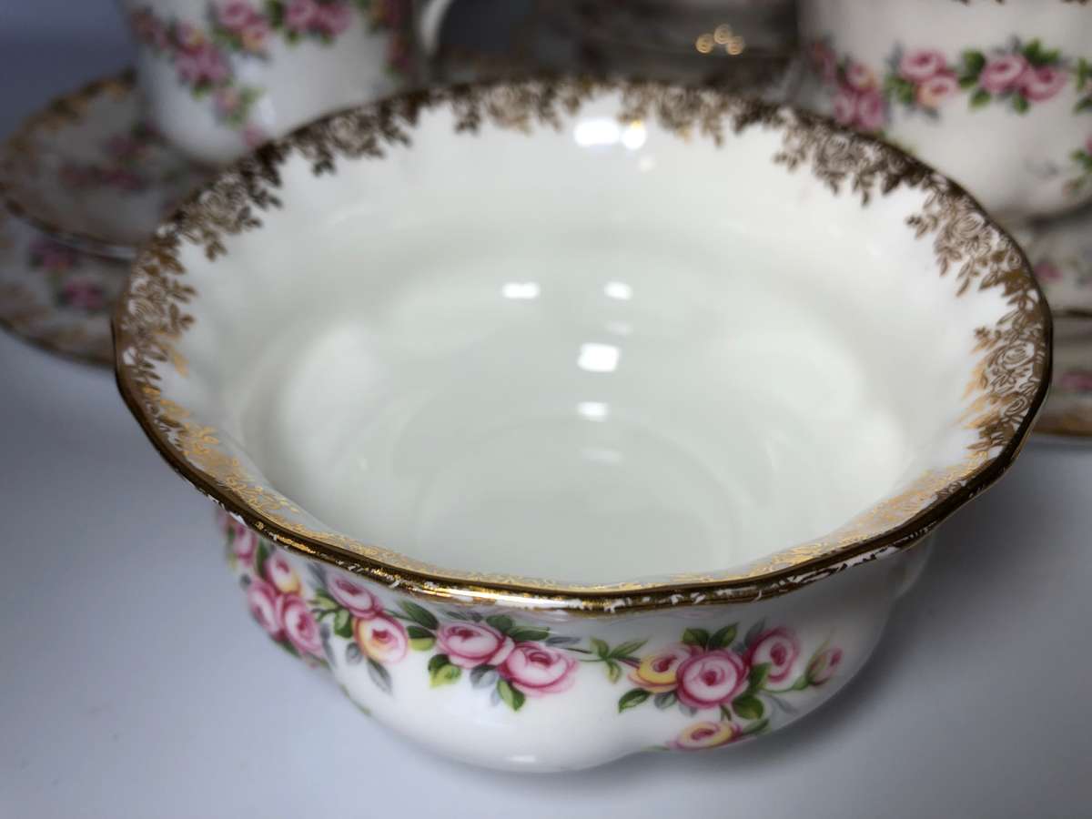 ROYAL ALBERT TEA SET FOR 6 - DIMITY ROSE - NEAR PERFECT CONDITION