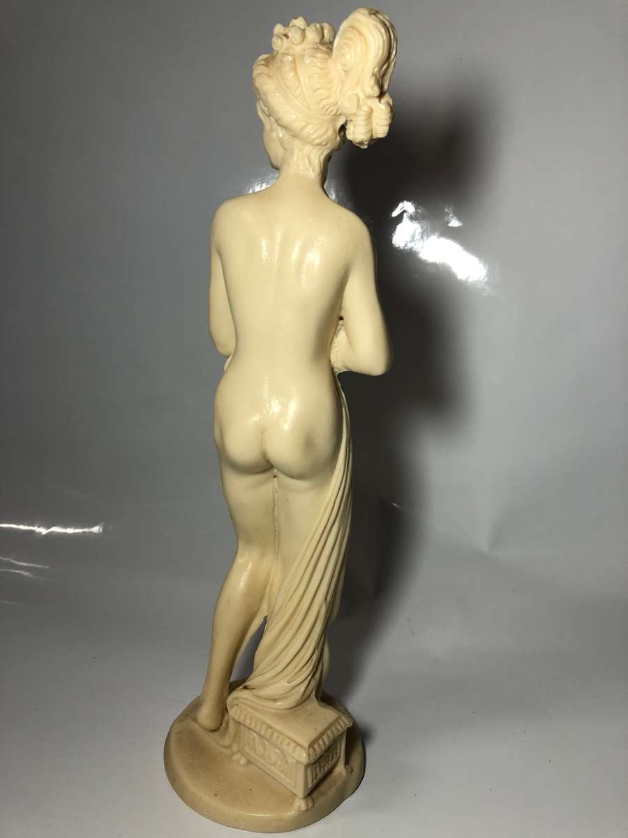 LOVELY VINTAGE RESIN STATUETTE  - 28CM- NEAR PERFECT CONDITION - MADE IN ITALY