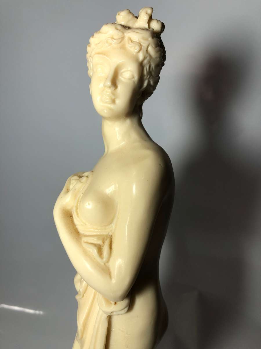 LOVELY VINTAGE RESIN STATUETTE  - 28CM- NEAR PERFECT CONDITION - MADE IN ITALY