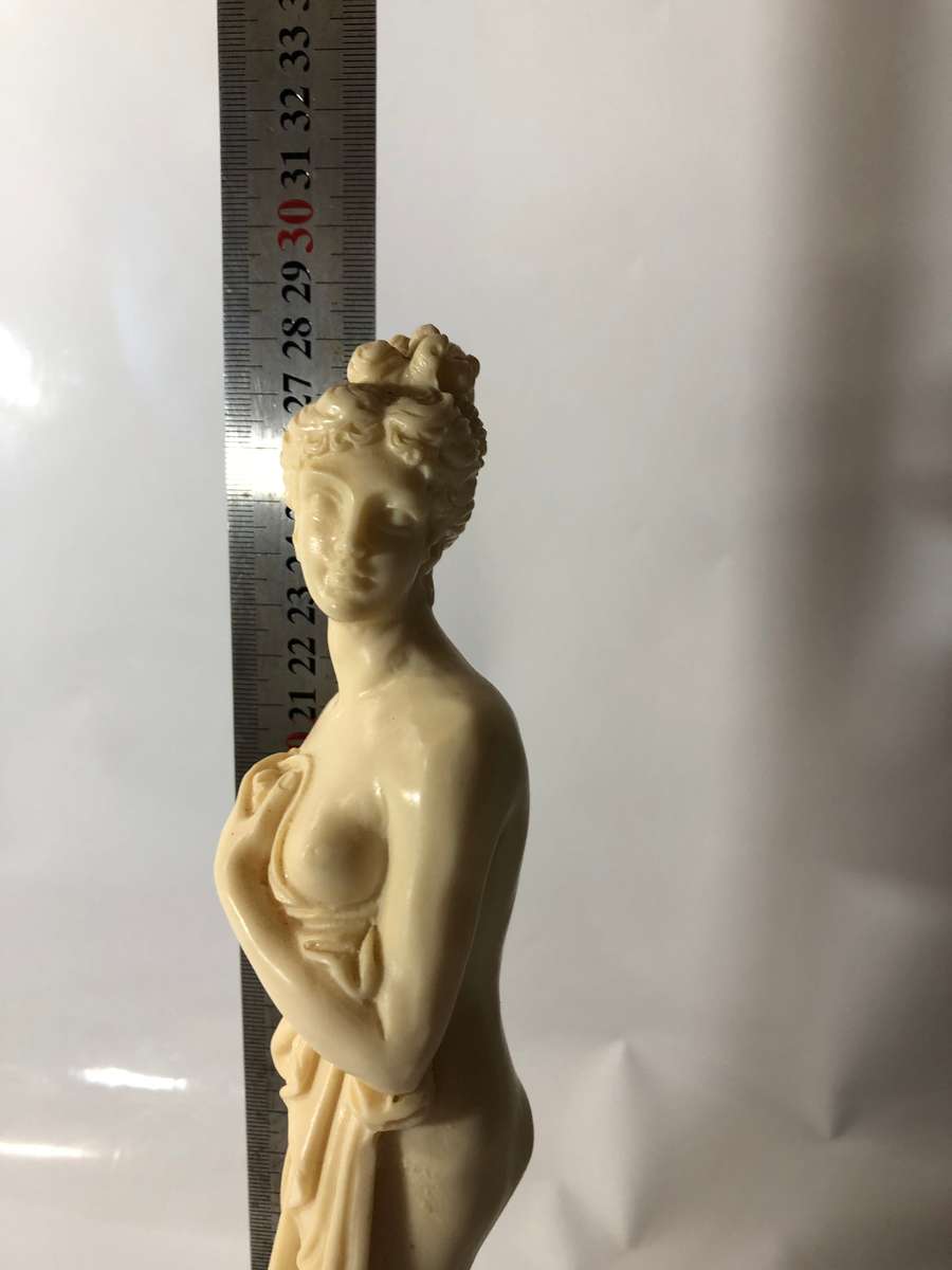 LOVELY VINTAGE RESIN STATUETTE  - 28CM- NEAR PERFECT CONDITION - MADE IN ITALY