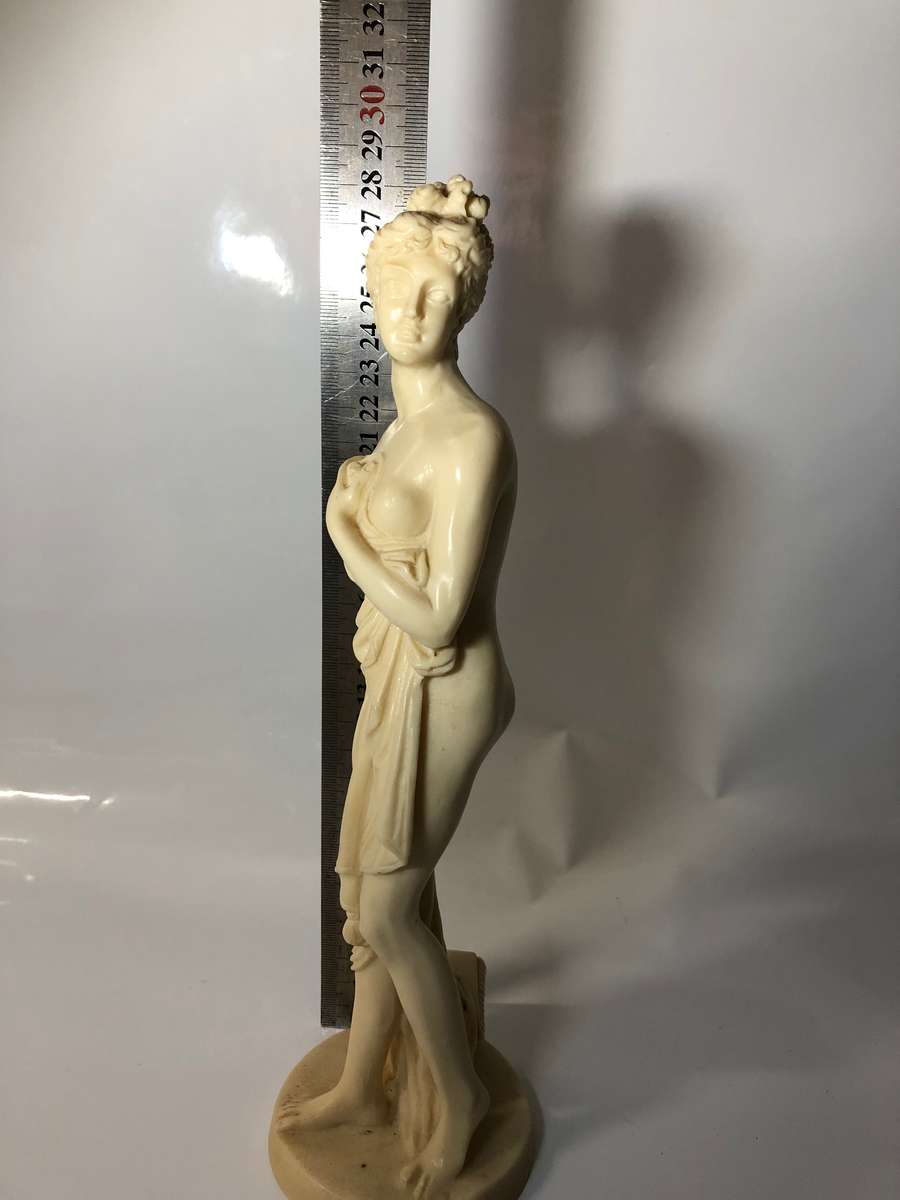 LOVELY VINTAGE RESIN STATUETTE  - 28CM- NEAR PERFECT CONDITION - MADE IN ITALY