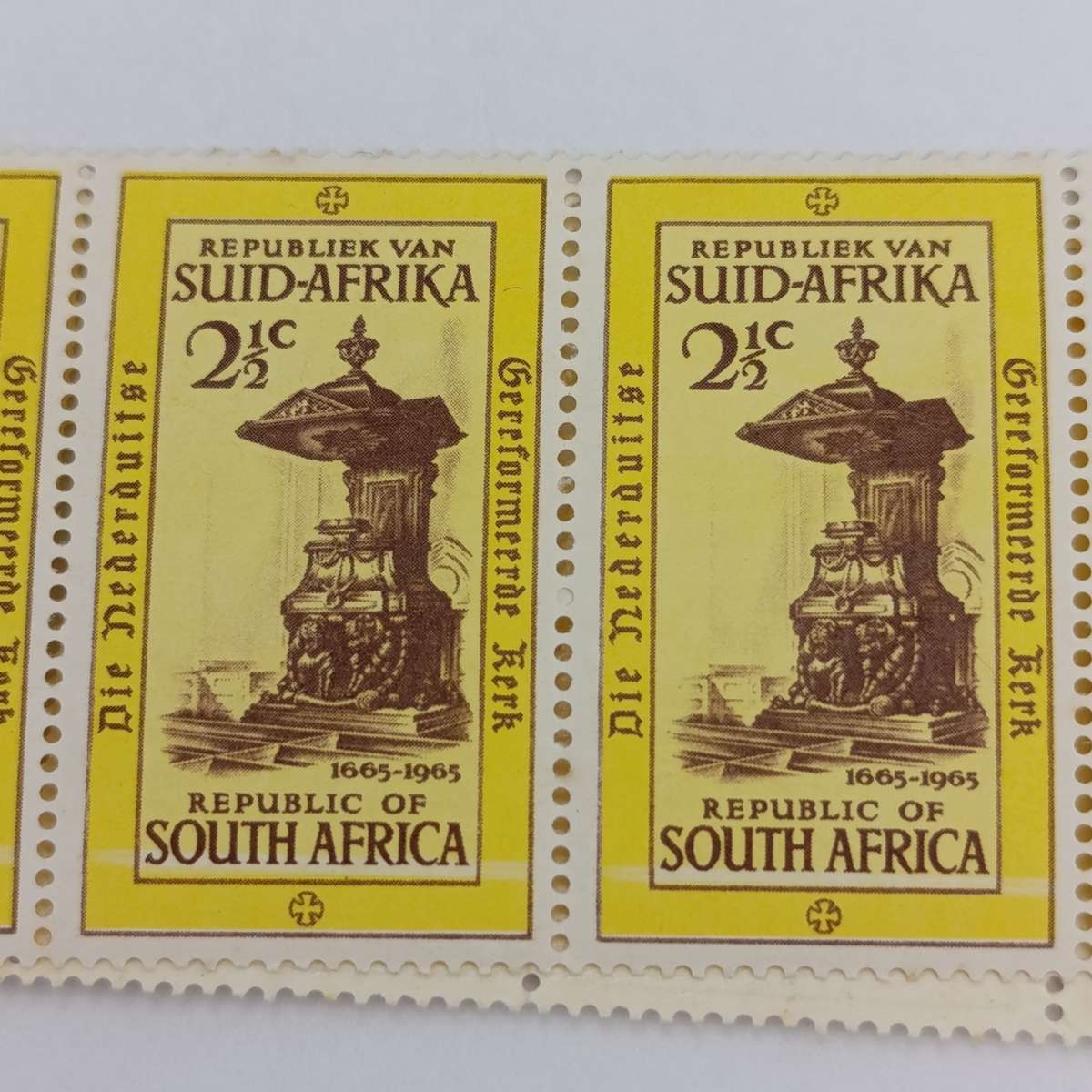 SACC 252 - strip of 20 stamps with white line printing flaw through strip