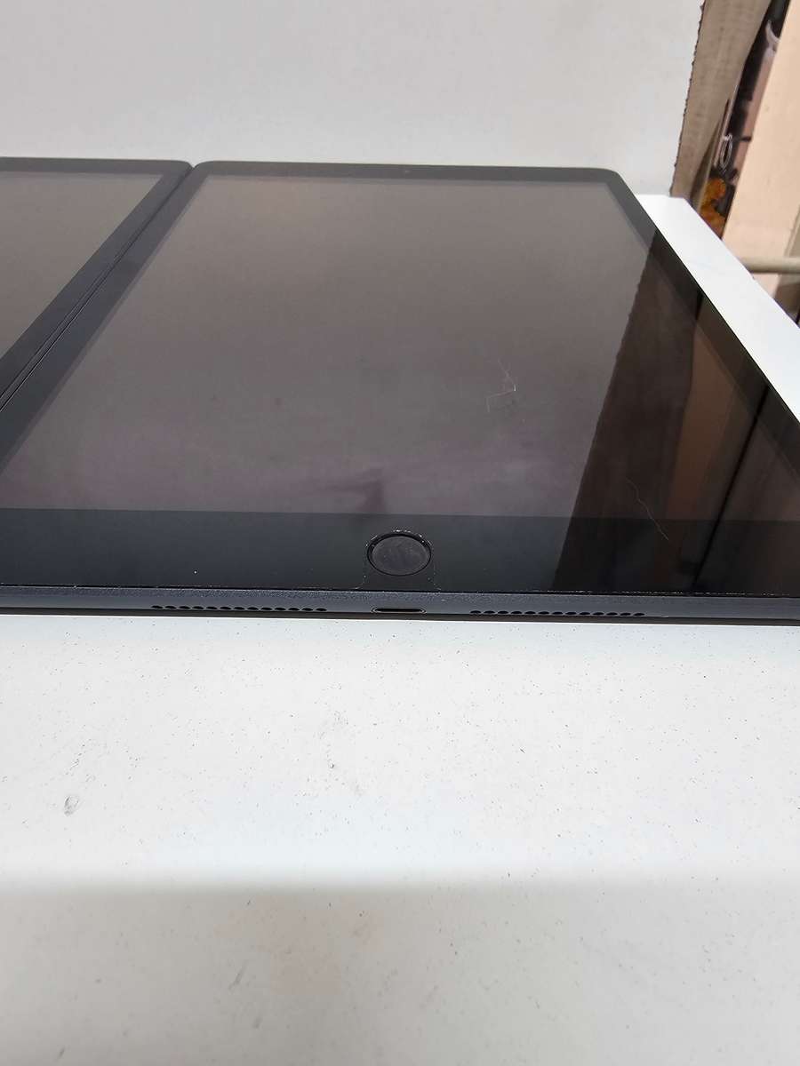 6 x iPad 7 - 10.2 inch - Spares or Repairs - Storage size unknown