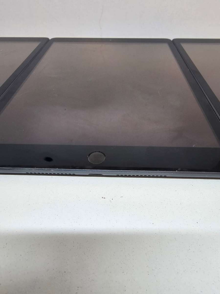 6 x iPad 7 - 10.2 inch - Spares or Repairs - Storage size unknown