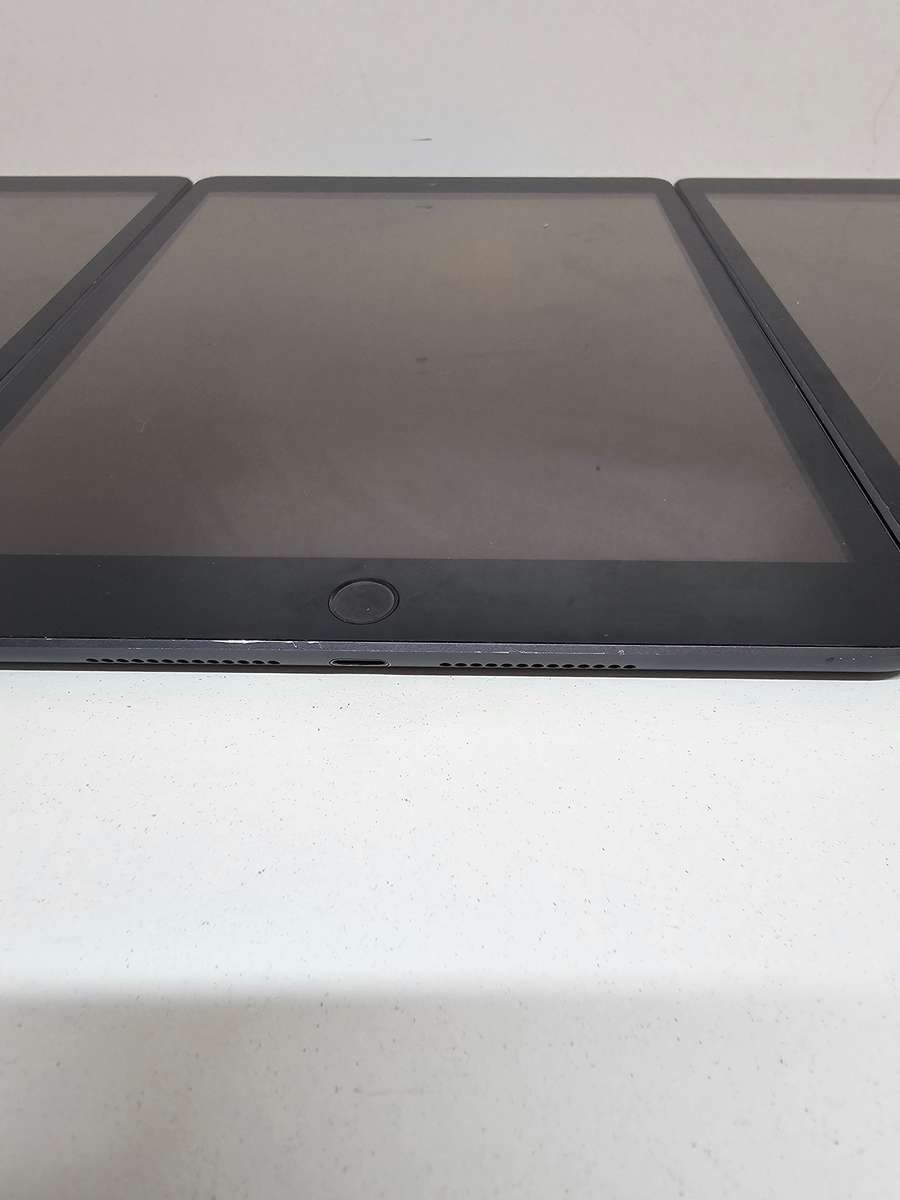 6 x iPad 7 - 10.2 inch - Spares or Repairs - Storage size unknown
