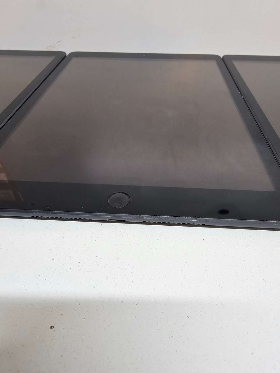 6 x iPad 7 - 10.2 inch - Spares or Repairs - Storage size unknown
