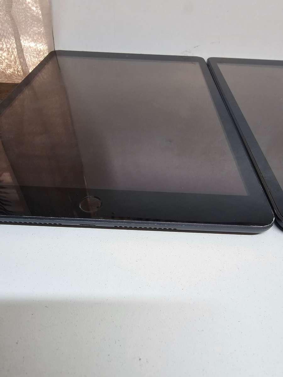 6 x iPad 7 - 10.2 inch - Spares or Repairs - Storage size unknown