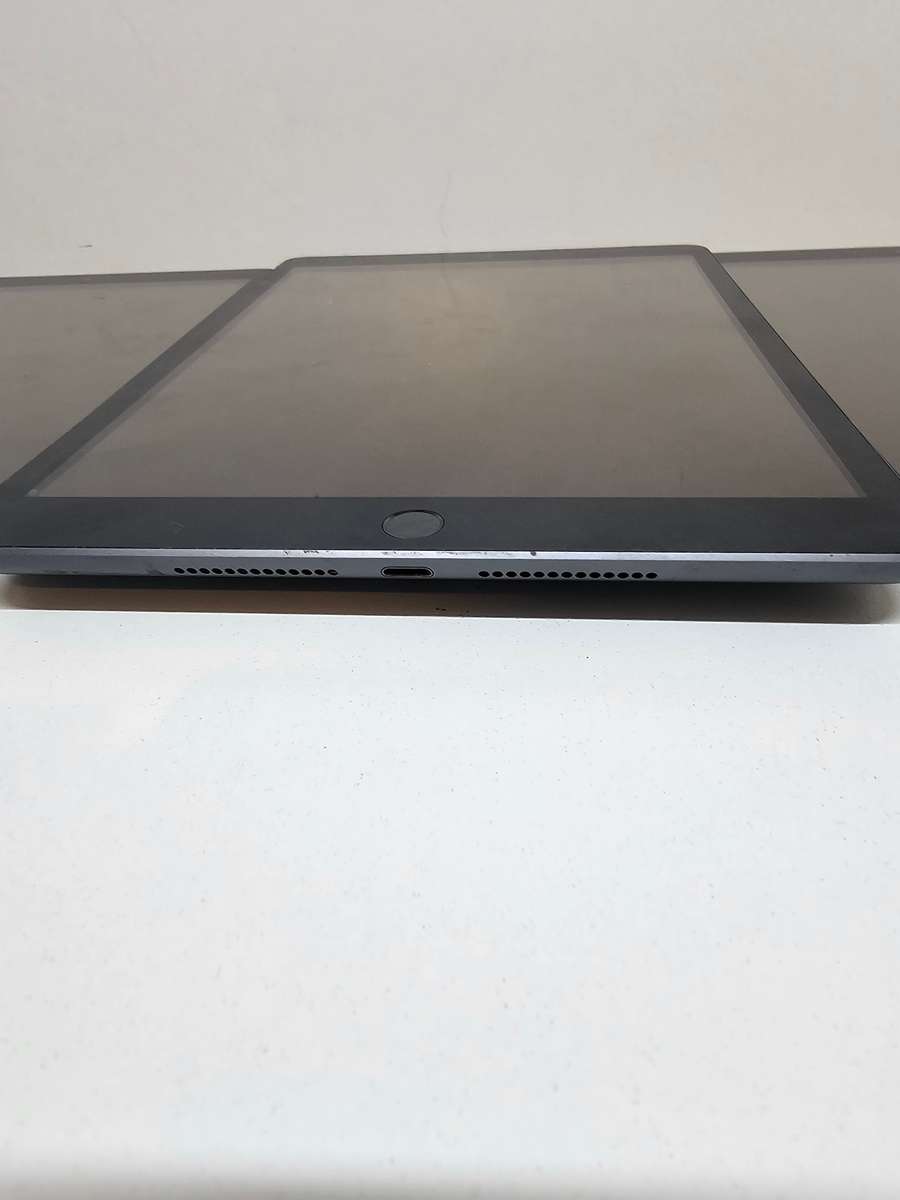 6 x iPad 7 - 10.2 inch - Spares or Repairs - Storage size unknown
