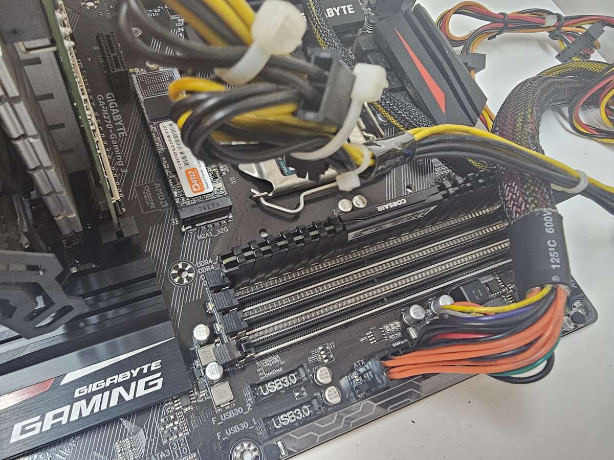 GA-H270-Gaming 3 mobo, i5-7500, 16GB DDR4, 256GB m.2 SSD, 500W PSU, GTX 750 Ti 4GB - spares/repairs
