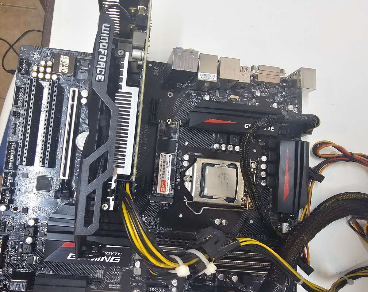 GA-H270-Gaming 3 mobo, i5-7500, 16GB DDR4, 256GB m.2 SSD, 500W PSU, GTX 750 Ti 4GB - spares/repairs