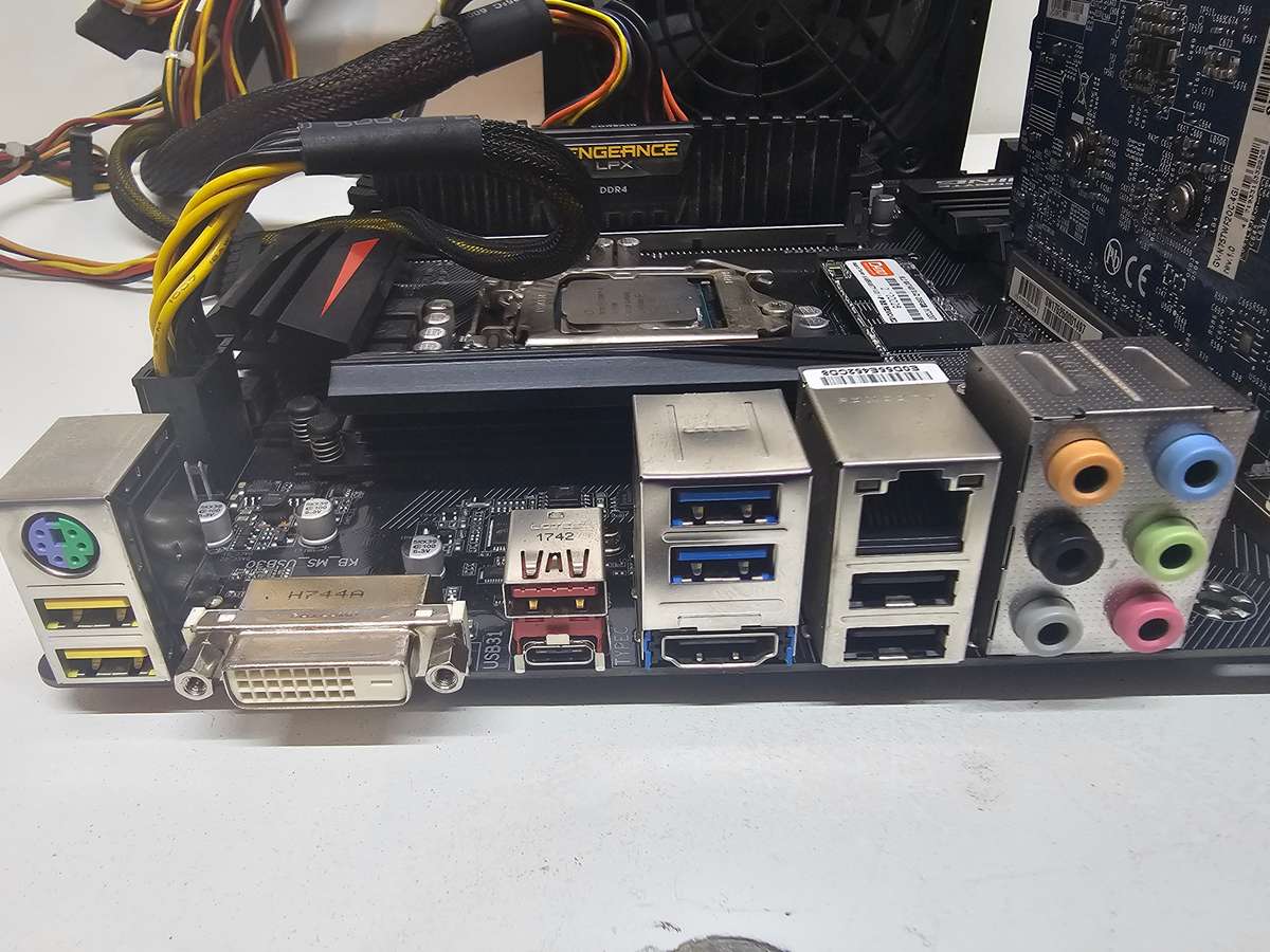 GA-H270-Gaming 3 mobo, i5-7500, 16GB DDR4, 256GB m.2 SSD, 500W PSU, GTX 750 Ti 4GB - spares/repairs