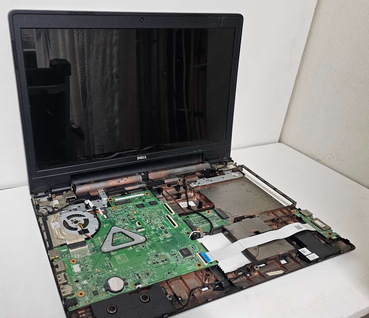 Dell Inspiron 5748 Screen and motherboard only - Spare or repairs