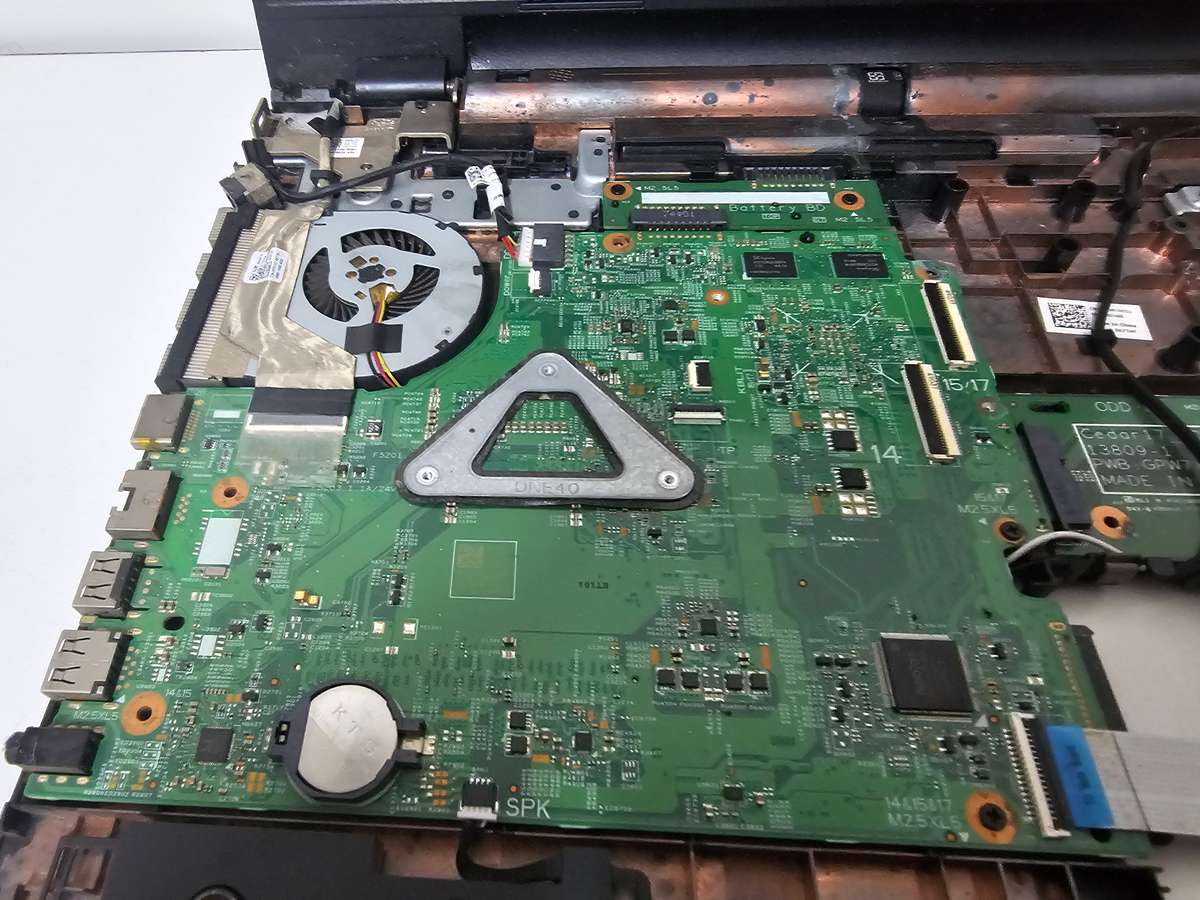 Dell Inspiron 5748 Screen and motherboard only - Spare or repairs