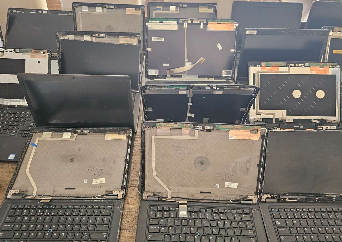24 x Dell laptops - Spares or Repairs