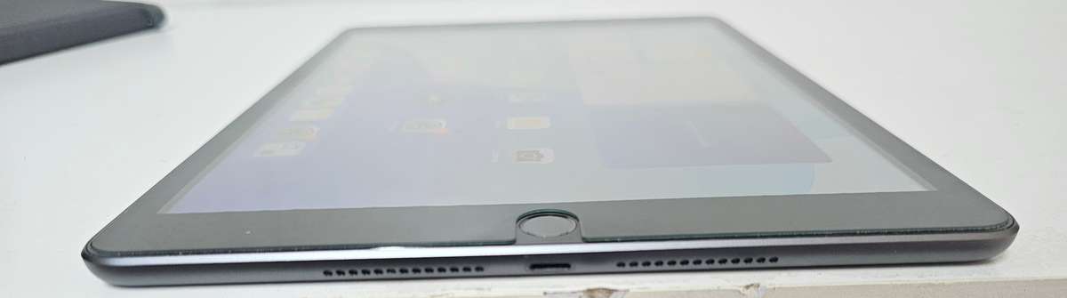 iPad 9th Gen (A2602) 64GB Wi-Fi only