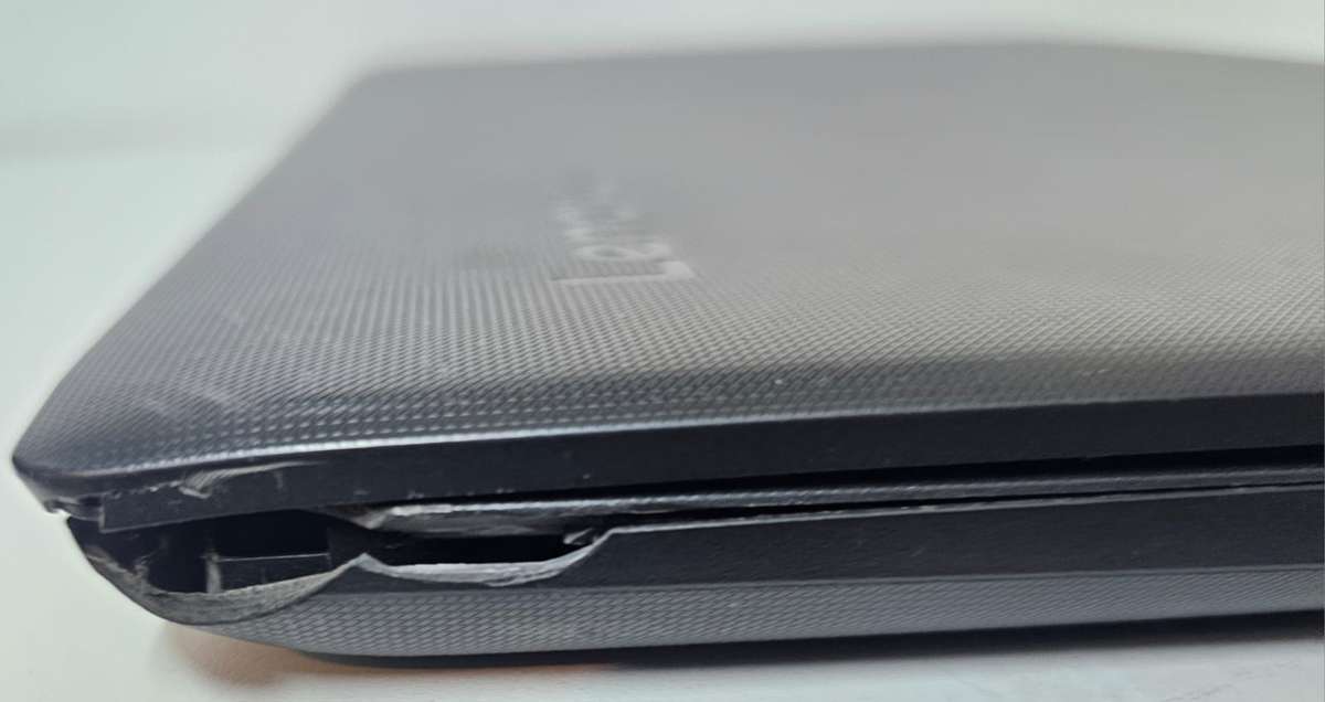 Lenovo IdeaPad 130-15IKB i5 laptop  for spares or repairs, cracked screen, powers on, no display