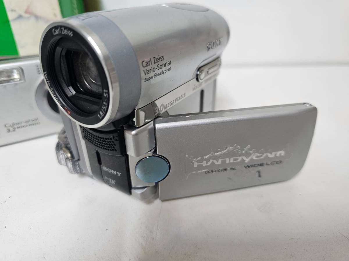 Vintage & Digital Camera Bundle  Sony  Fujifilm  Minolta  Handycam