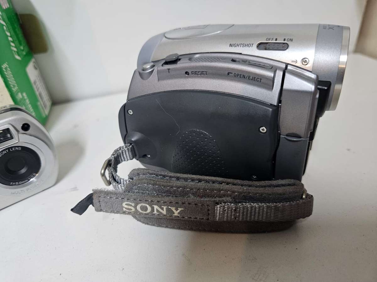 Vintage & Digital Camera Bundle  Sony  Fujifilm  Minolta  Handycam