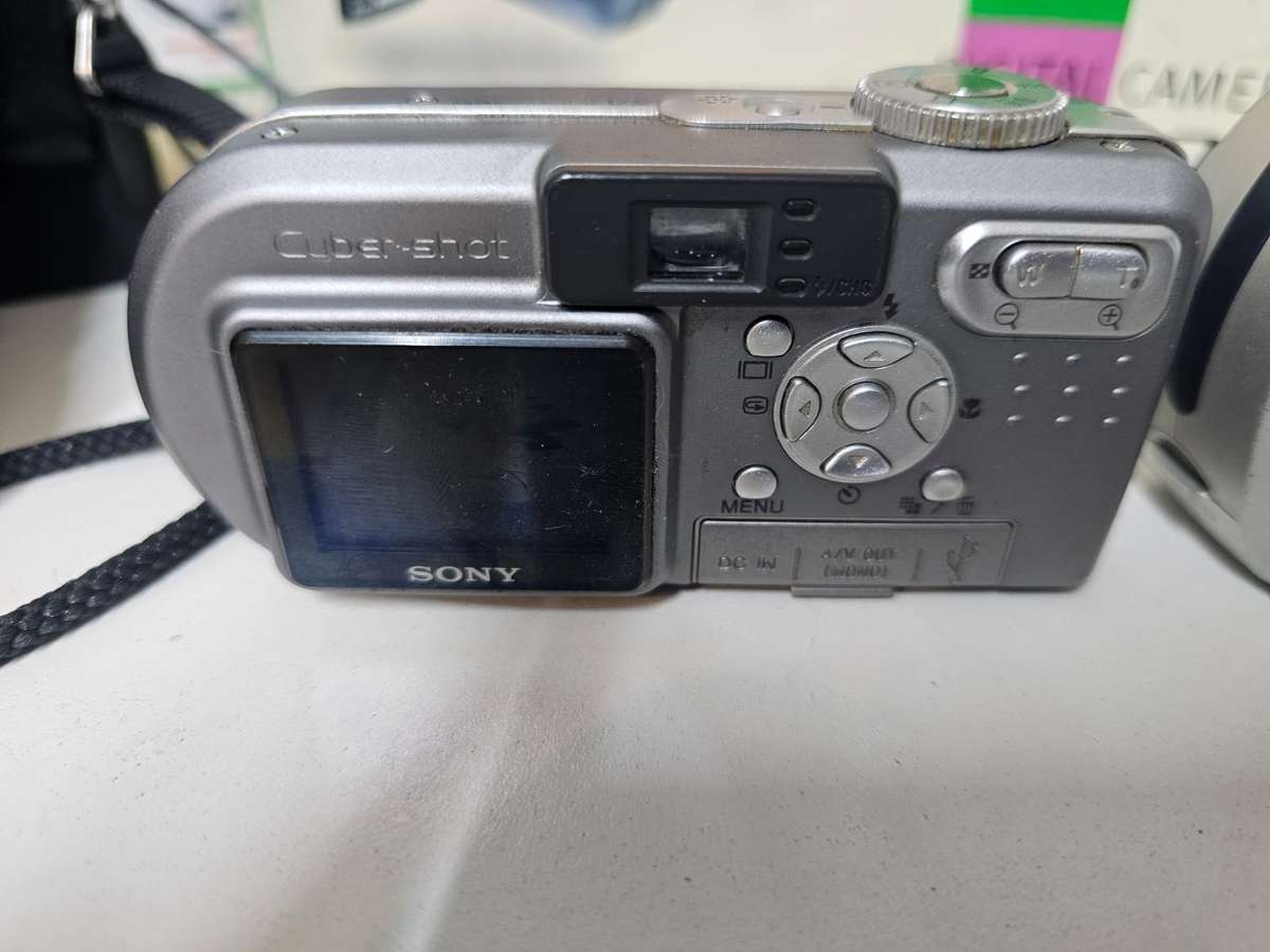 Vintage & Digital Camera Bundle  Sony  Fujifilm  Minolta  Handycam