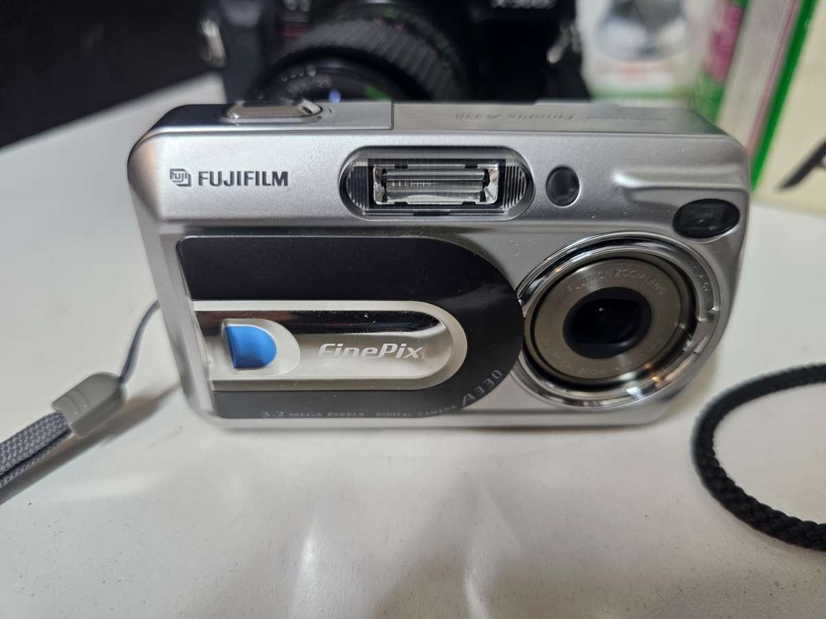 Vintage & Digital Camera Bundle  Sony  Fujifilm  Minolta  Handycam