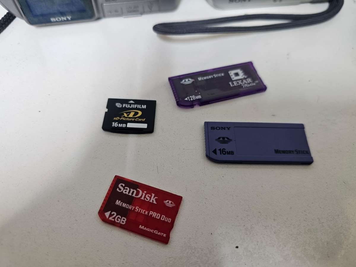 Vintage & Digital Camera Bundle  Sony  Fujifilm  Minolta  Handycam