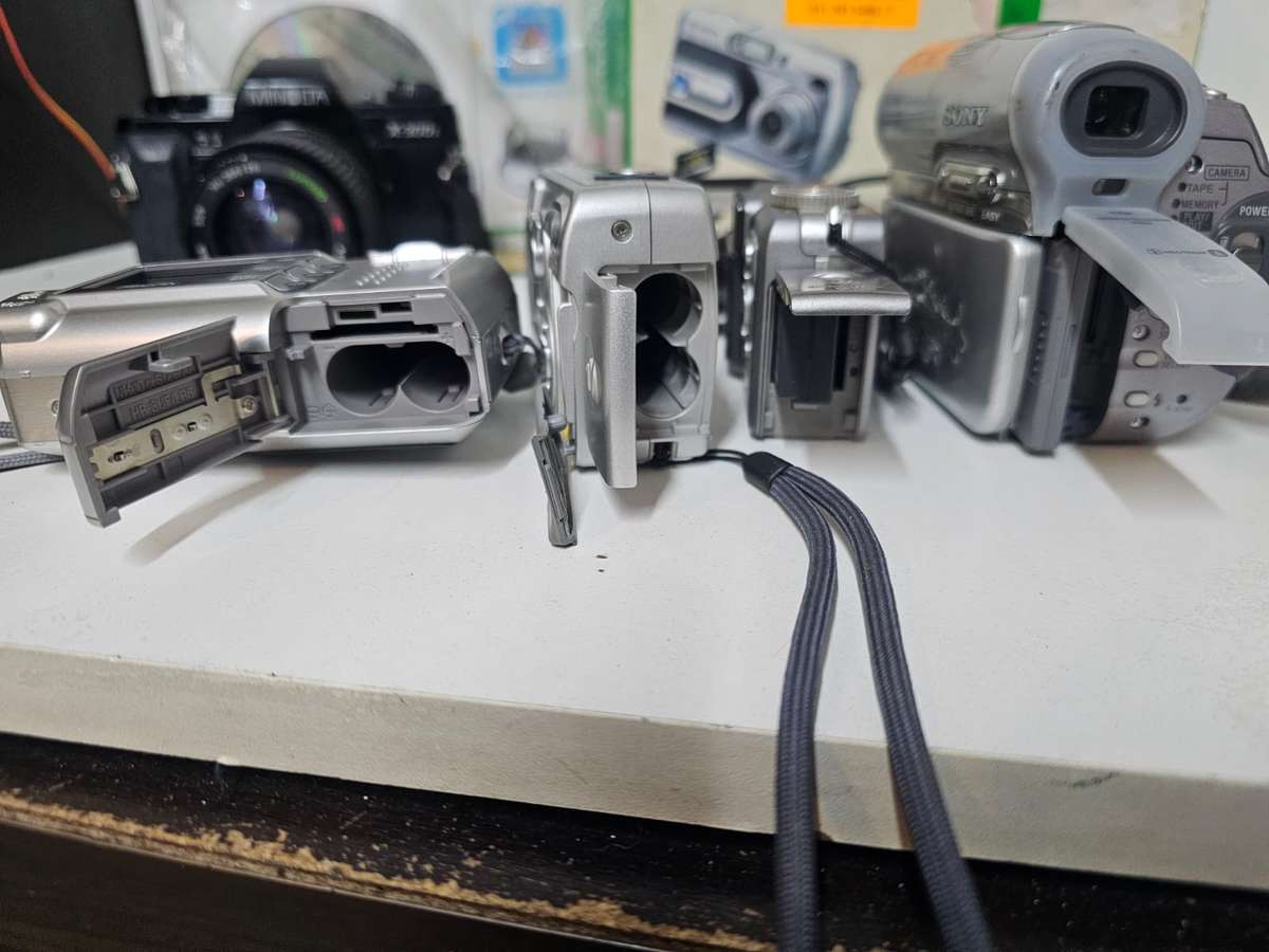 Vintage & Digital Camera Bundle  Sony  Fujifilm  Minolta  Handycam