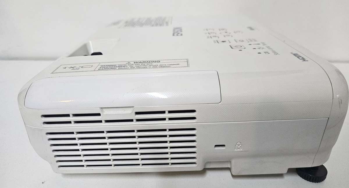 Epson EB-E01 3LCD HDMI Projector  Only 149 Lamp Hours!