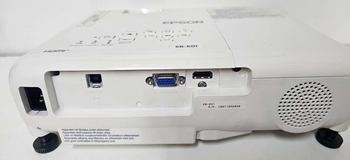 Epson EB-E01 3LCD HDMI Projector  Only 149 Lamp Hours!