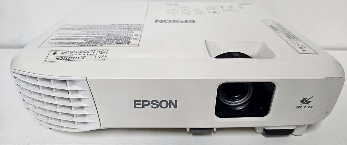 Epson EB-E01 3LCD HDMI Projector  Only 149 Lamp Hours!