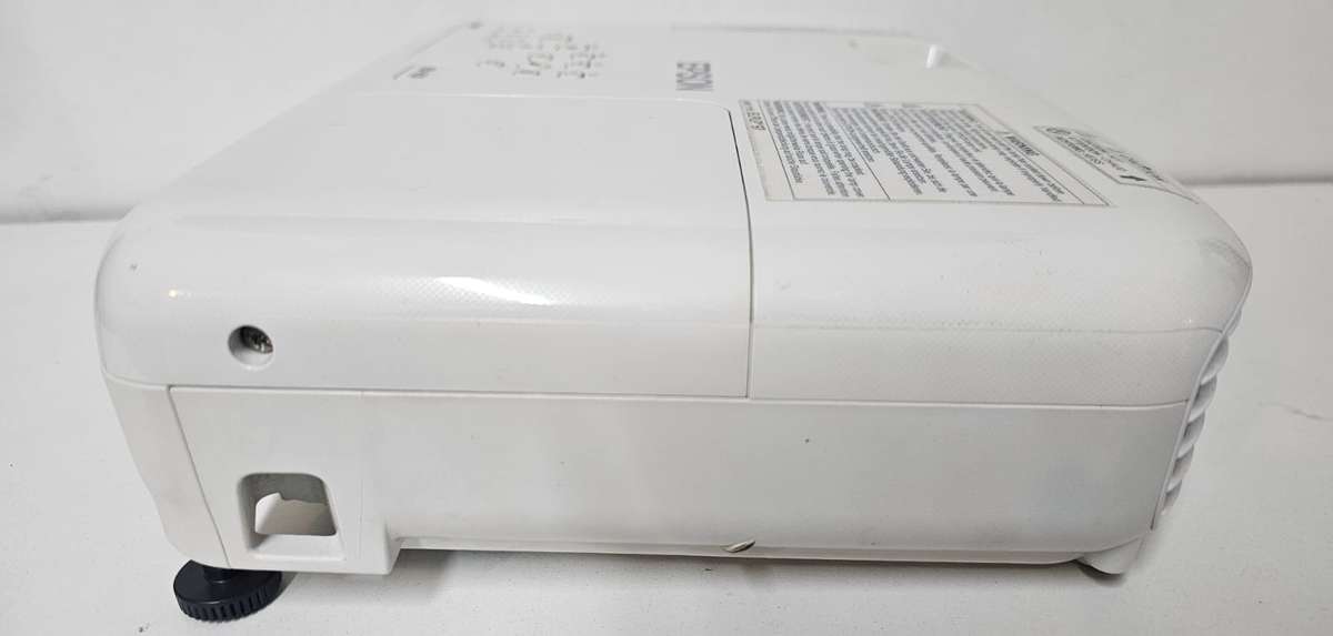 Epson EB-E01 3LCD HDMI Projector  Only 149 Lamp Hours!