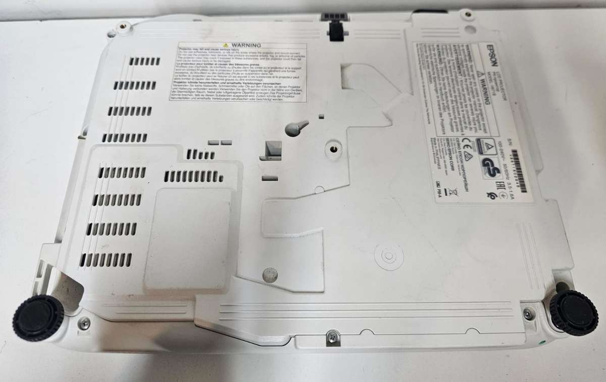 Epson EB-E01 3LCD HDMI Projector  Only 149 Lamp Hours!