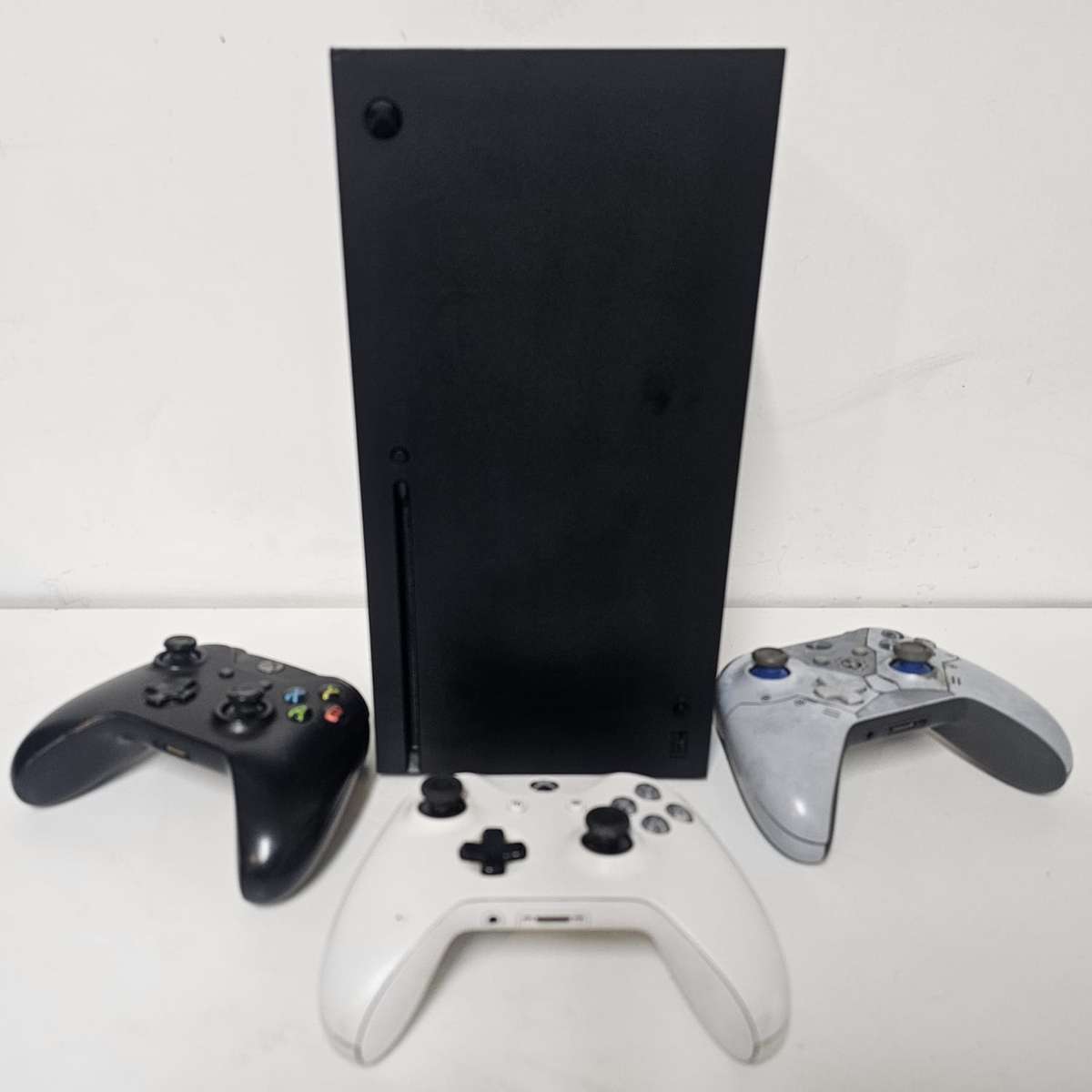 Gamers Dream Deal! Xbox Series X + 3 Controllers  READY TO PLAY!