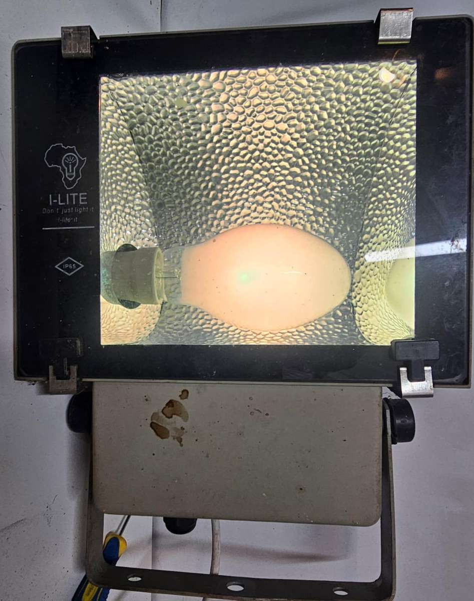 2 x Mercury Vapour Flood Lights   Dual I-LITE Fixtures with OSRAM 125W Bulbs