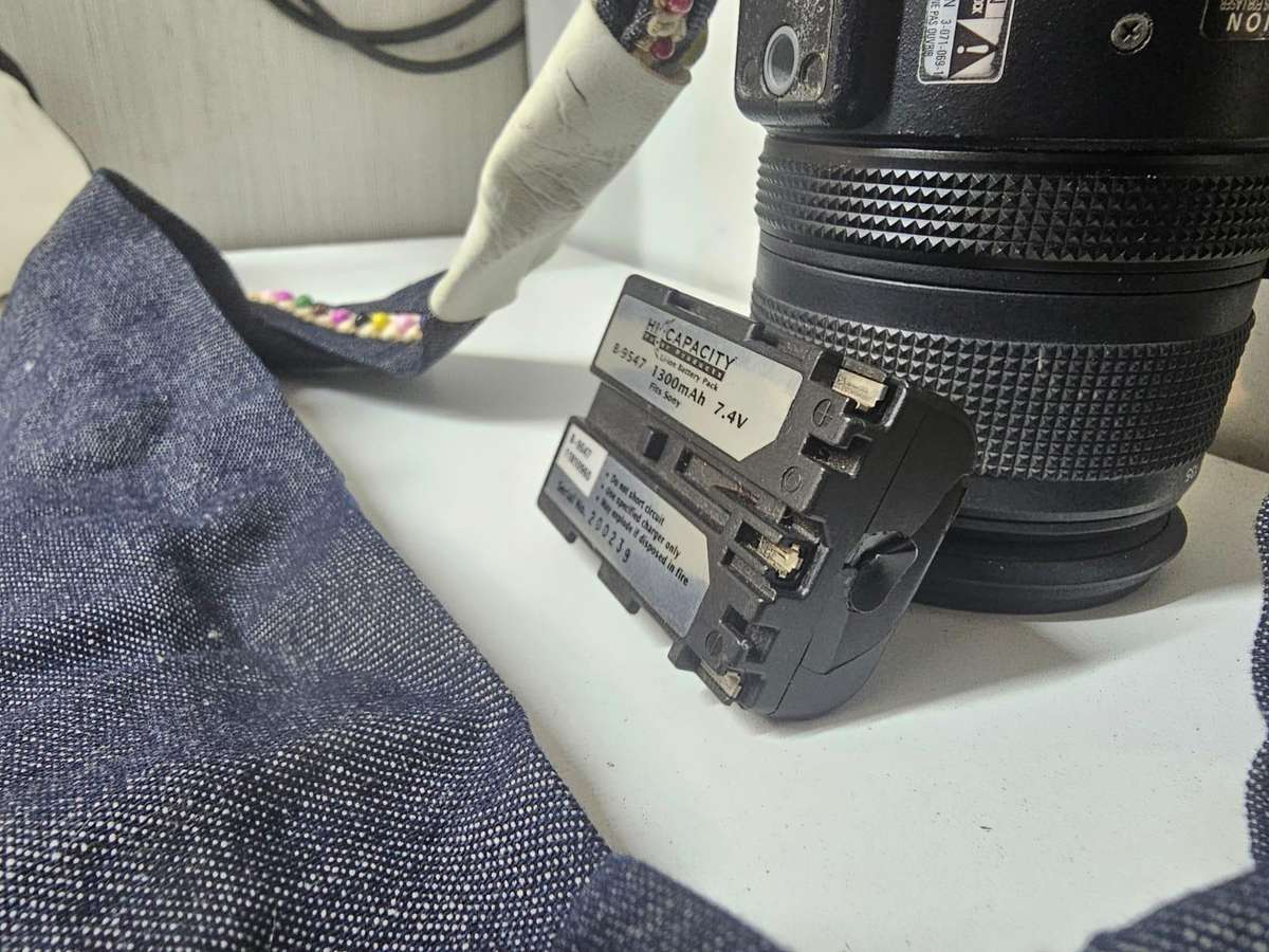 Sony DSC-F828 Digital Camera  8MP Carl Zeiss Lens  Untested