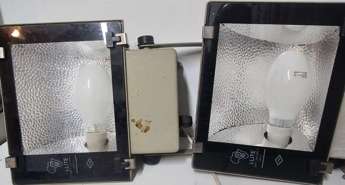 2 x Mercury Vapour Flood Lights   Dual I-LITE Fixtures with OSRAM 125W Bulbs